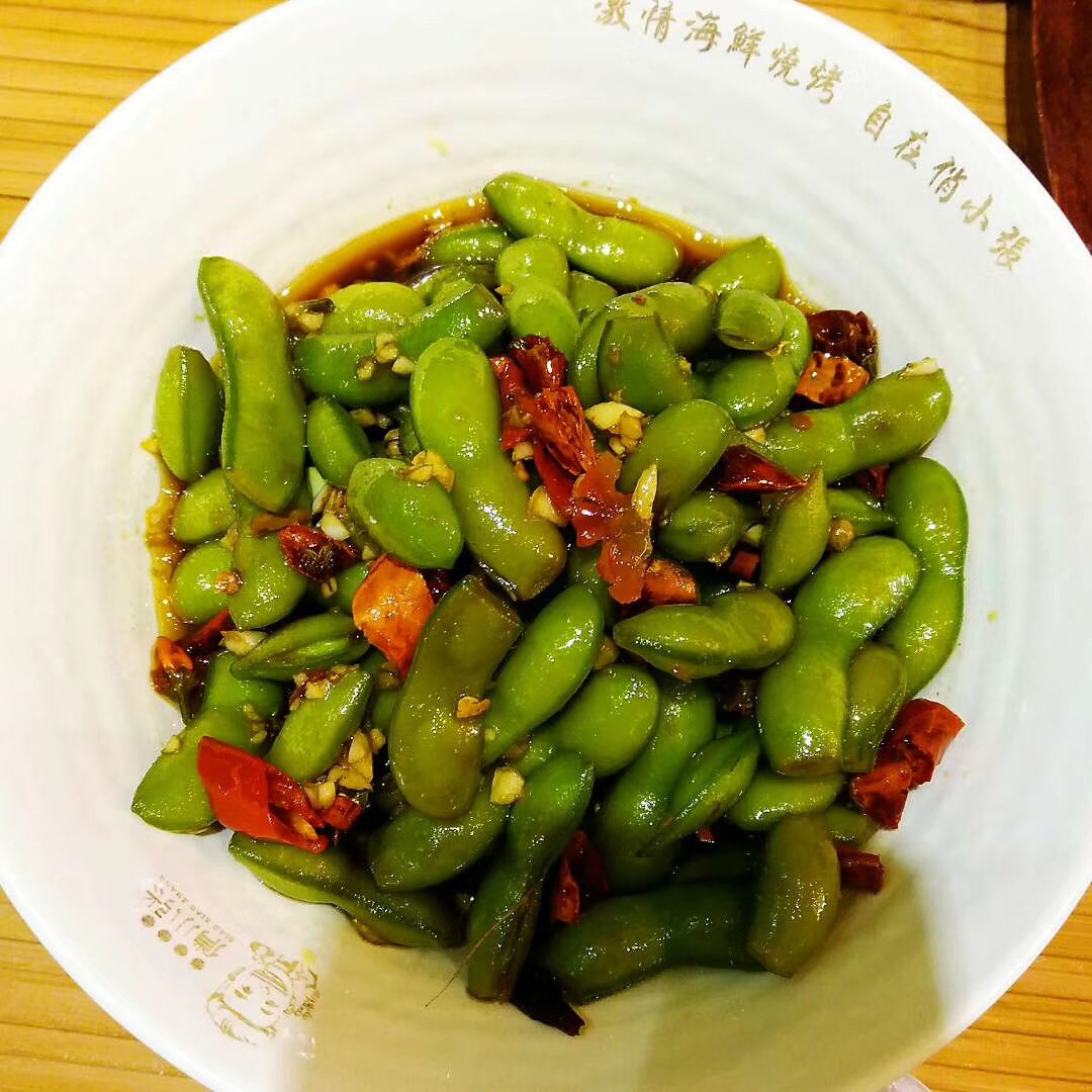 野生本色在森林里種小木耳，發(fā)展大產(chǎn)業(yè)