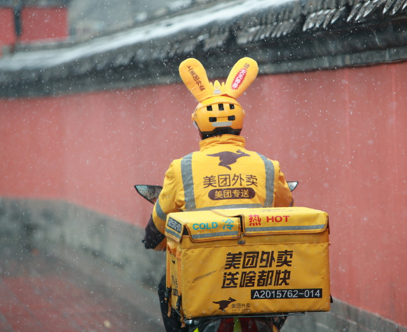 外賣小哥群毆奔馳車主，毆打的不是“上流社會”，是“平臺的牢寵”