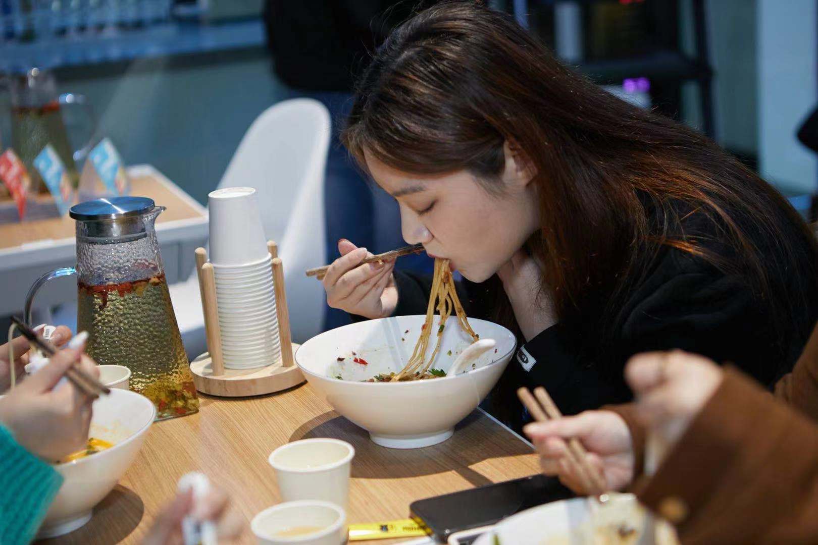 創(chuàng)新“智能面館”新賽道 ，數(shù)字化賦能掘金千億級(jí)面類市場|餐飲界