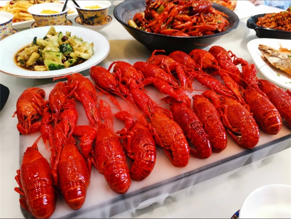 單場(chǎng)直播破20萬(wàn)，抖音武漢美食人氣榜第1名，這家小龍蝦店是如何做到的？