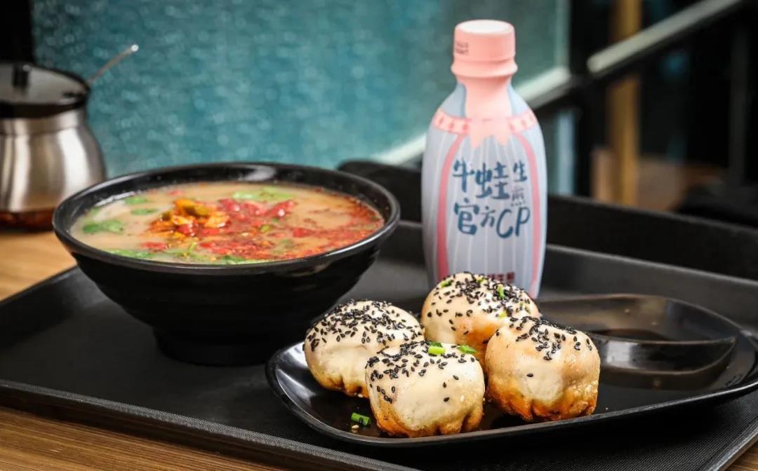 餐飲大事件246期 |海底撈上半年?duì)I收200.94億、星巴克中國首席執(zhí)行官將換人、“2022黑珍珠餐廳指南” 名單公|餐飲界