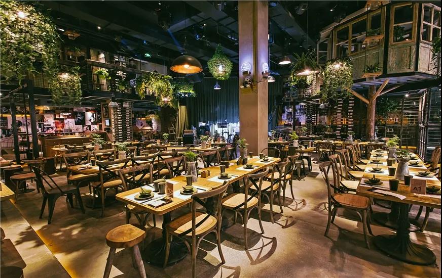 星巴克、火鍋店搶著入局的小酒館，到底好在哪里？