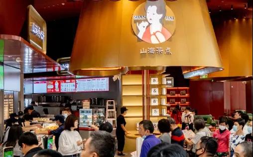 茶飲x漢服、火鍋x啤酒、咖啡x電競，跨界聯(lián)名店又有啥新玩法？