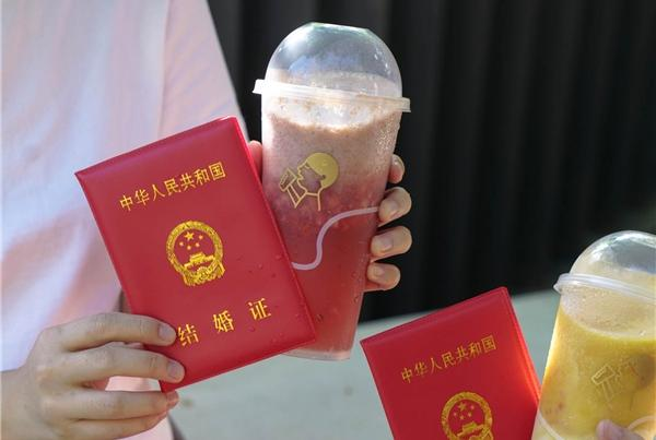 喜茶向近1萬對領(lǐng)證新人免費(fèi)贈飲 官宣相關(guān)活動延續(xù)到年底