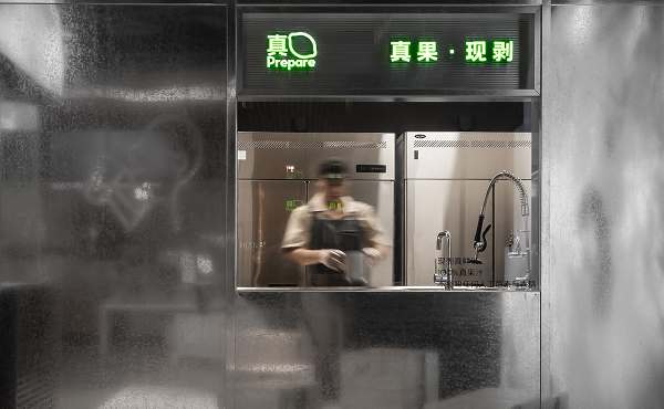 喜茶在多地門(mén)店推出真果現(xiàn)剝透明窗口，真果品質(zhì)看得見(jiàn)|餐飲界