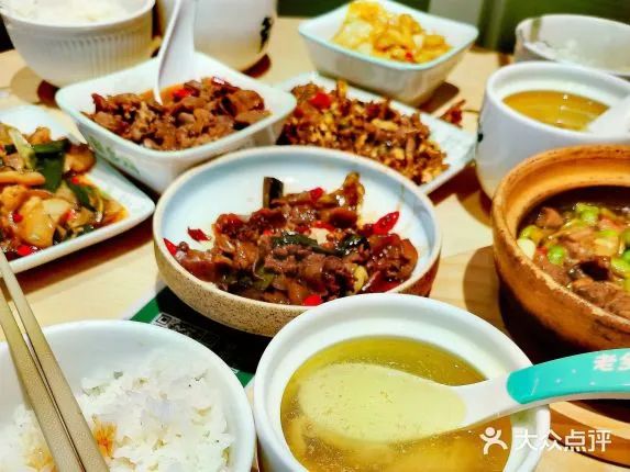 被成人小飯桌“打臉”的快餐 該走向何方？|餐飲界