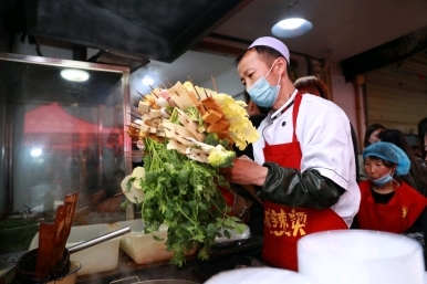 湘下佬老長沙吃貨鋪引領(lǐng)快餐小吃潮流，天水麻辣燙爆火折射消費新趨勢