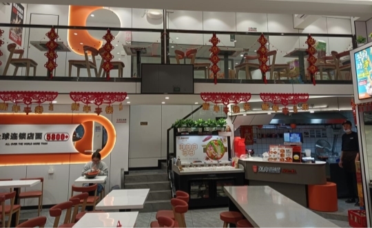 柳州加盟商施洪邦：一個(gè)不會(huì)煮麻辣燙的店主，如何實(shí)現(xiàn)首日破萬？|餐飲界