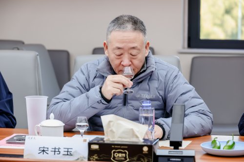 葵花酒業(yè)「問(wèn)東方」獲酒協(xié)首肯，泰斗天團(tuán)為何集體為「問(wèn)東方」站臺(tái)？